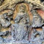 Détail du tympan du porche nord. Au centre se trouve un Christ en majesté, bénissant, entouré d'un tétramorphe où l'on peut identifier:      en haut à droite, saint Jean au-dessous de son aigle ,     en haut à gauche, l'homme ailé écrivant son évangile es